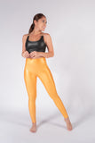 Legging brillante efecto cuero control abdomen color mostaza